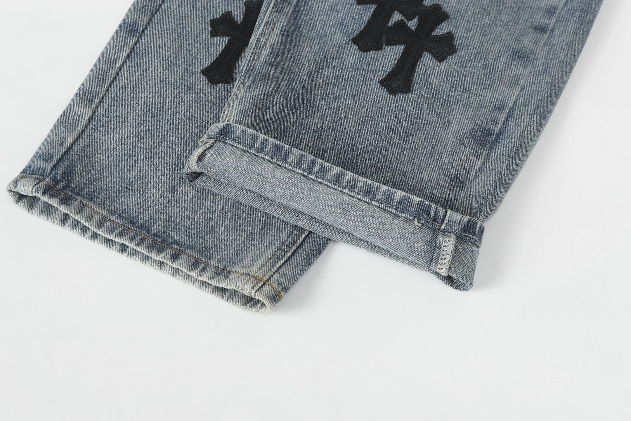 P260 Cross-border model, please do not place an order if you are pursuing quality - Chrome Hearts/Chrome Hearts Cross ✝️ Inlaid embroidered washed jeans, trousers and casual pants - High weight, high density and high quality. The wool is soft, delicate and skin-friendly. It feels soft and silky. It has excellent warmth and skin-friendly properties. - Customized weaving and dyeing, no color difference. No matter the fabric or workmanship details, it beats the ordinary version on the market - Hardware zipper accessories are all customized, full of details -Colour: washed blue -Size: 28 30 32 34 36